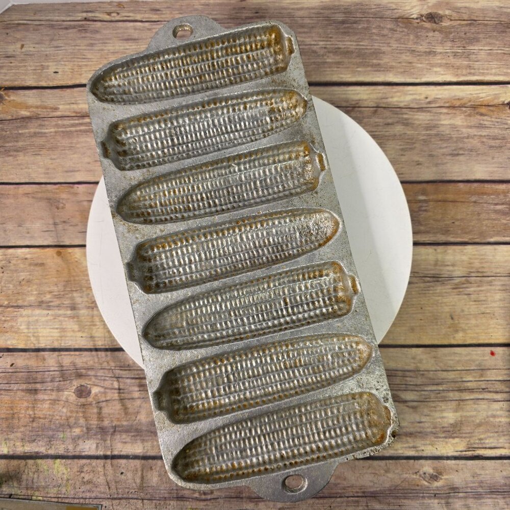 Vintage Unmarked Wagner Ware Corn Muffin Pan Cast Iron